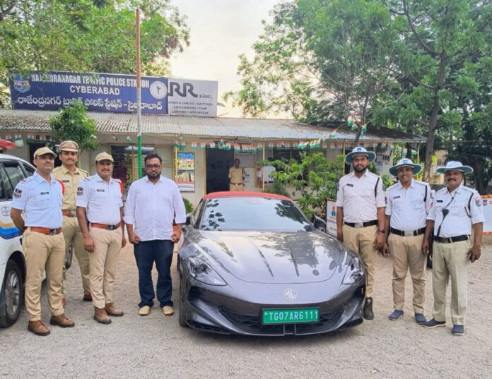 హైదరాబాద్ ఓఆర్ఆర్‌పై లగ్జరీ కారు నడిపిన 11 ఏళ్ల బాలుడు...