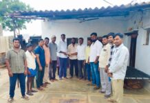 గుద్దటి లక్ష్మమ్మ కుటుంబానికి 4000 రూపాయలు ఆర్థిక సాయం అందించిన కాంగ్రెస్ పార్టీ మండల అధ్యక్షుడు కాసు శ్రీనివాస్ రెడ్డి*